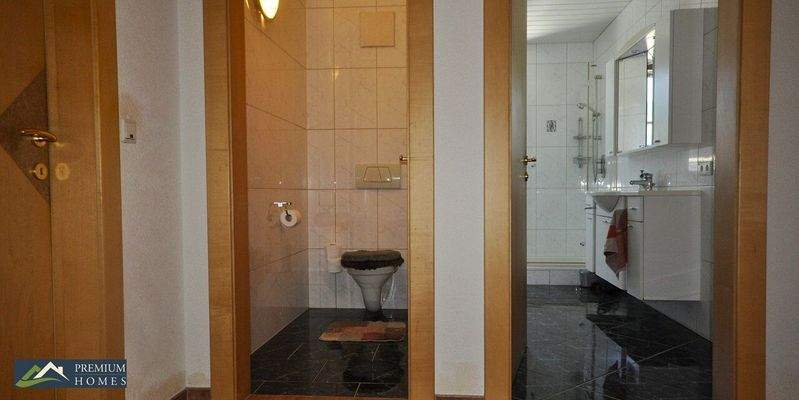 Doppelhaushälfte in Aussichtslage - Toilette und Bad getrennt