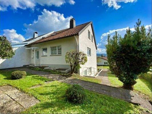 Weg zum Hauseingang mit Vorgarten