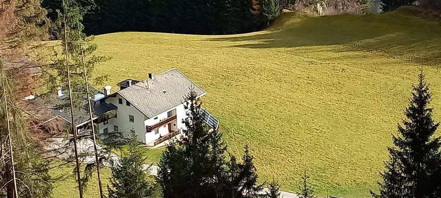 Felder den Gebäuden vorgelagert