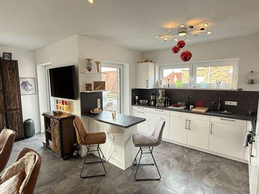 Offene Küche mit Zugang zum Balkon OG