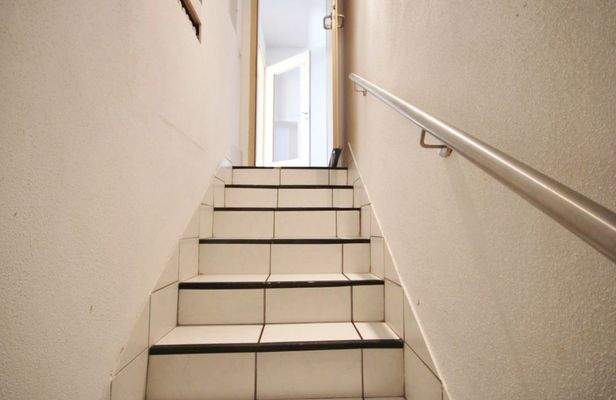 massive Treppe vom EG in das UG