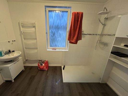 Das moderne helle Fensterduschbad