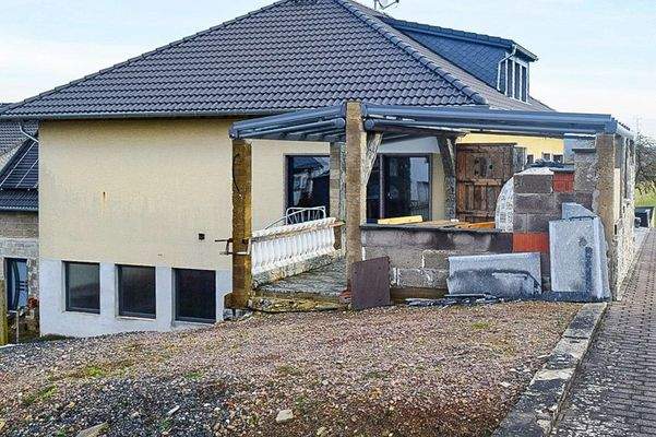 Freisitz links vor dem Haus