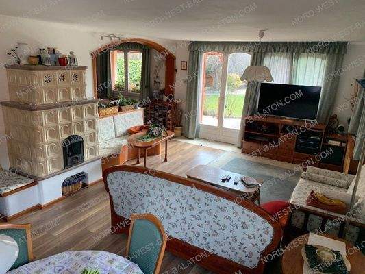 Wohn-/Esszimmer mit Kachelofen