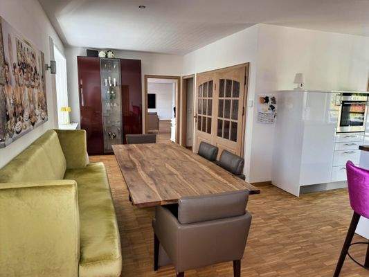 Offene Wohnküche und Eingangsbereich