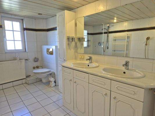 ..weiterer Blick Bad - Vorderhaus