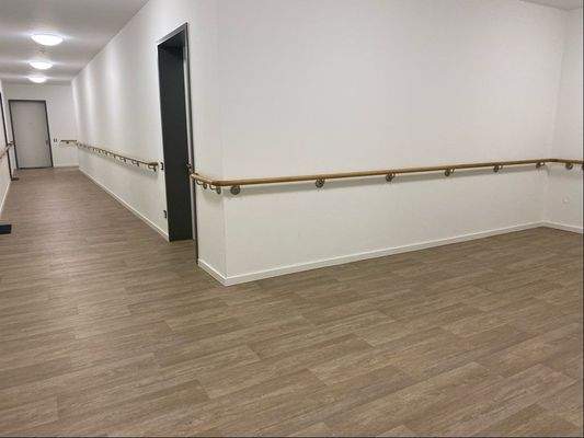 umlaufender Handlauf in jedem Stockwerk