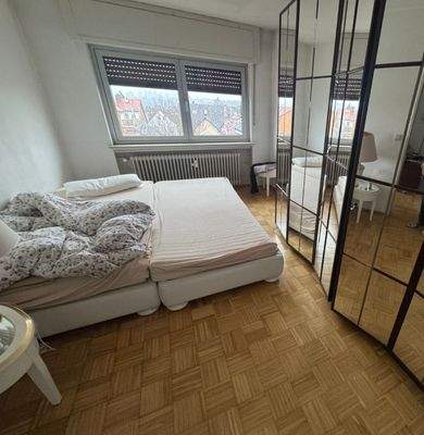 Schlafzimmer mit Skylineblick