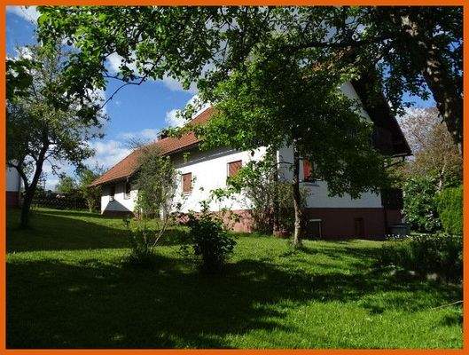 Ansicht mit Obstbäume