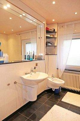 Badezimmer mit großen Wandspiegel