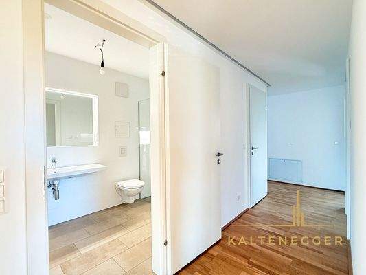 Bad, dahinter WC; rechts Schlafzimmer 1 + 2