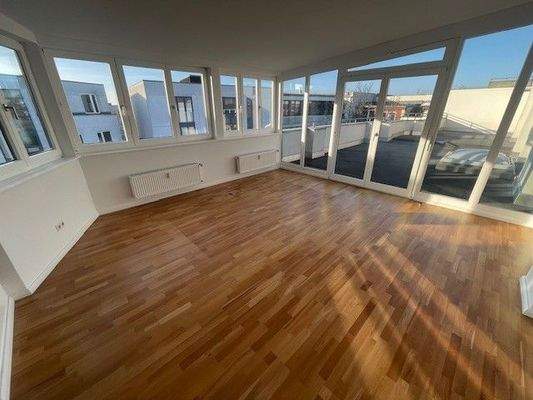 Helles Zimmer mit Fensterfront