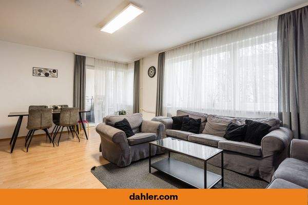 Wohnzimmer mit Blick zur Loggia