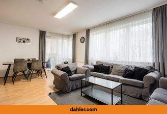 Wohnzimmer mit Blick zur Loggia