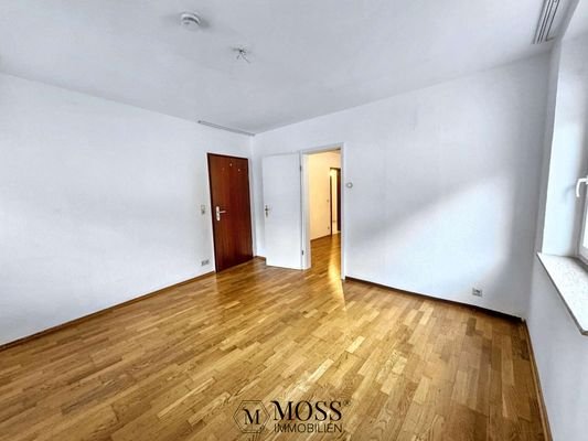Zimmer 1 mit separater Wohnungstüre