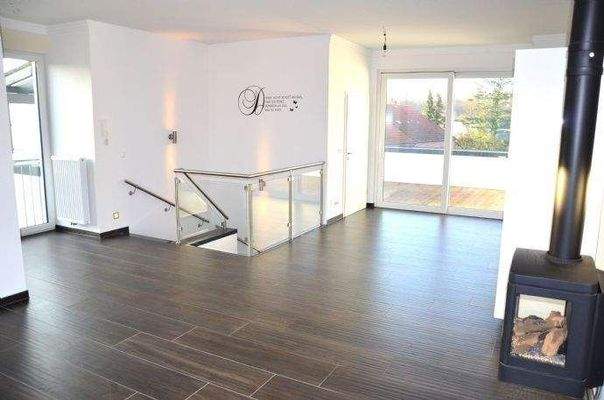 Wohnbereich mit Zugang zur Dachterrasse