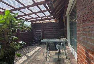 überdachte Terrasse linke Haushälfte