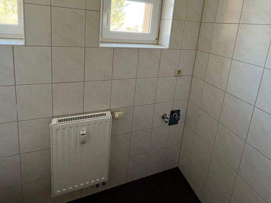 seperates WC mit Fenster &amp; Waschmaschinenanschluss