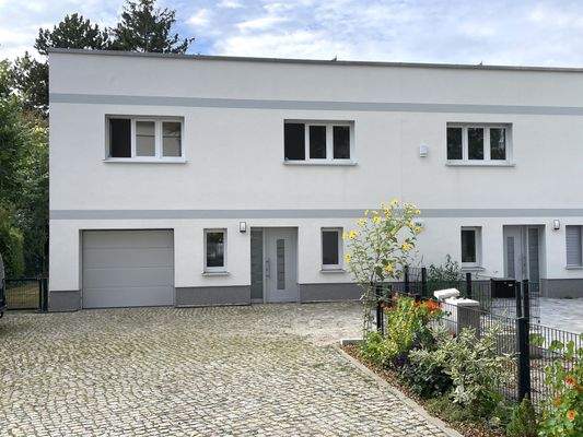 Hausansicht mit Garage