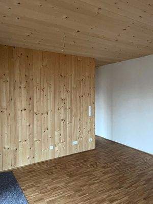 Blick aus Wohnraum zum Flur