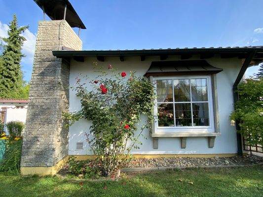 Fenstererker Steinkamin