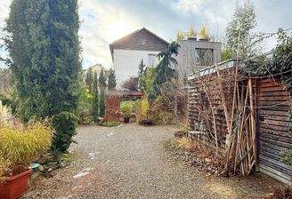 Außenansicht Haupthaus mit Anbau