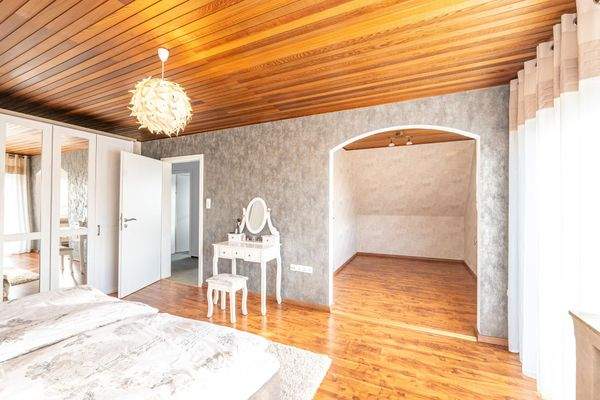 Schlafzimmer mit Ankleidezimmer