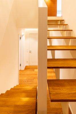Treppe ins belichtete Souterrain