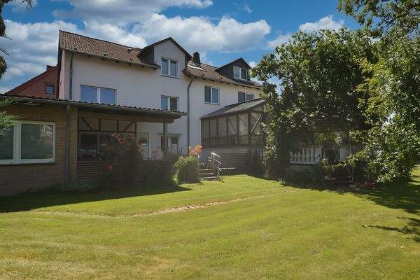 Gartenansicht mit Blick auf Wintergarten