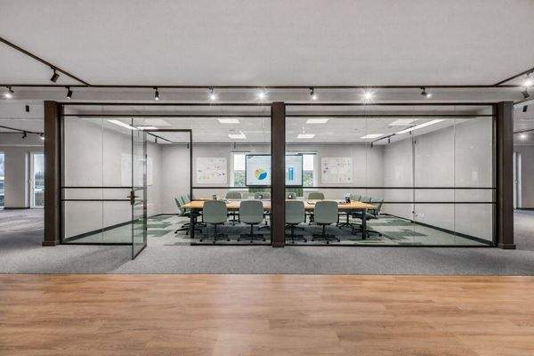 Besprechungsraum mit Möblierung (KI)