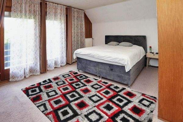 Schlafzimmer mit Ausgang Balkon