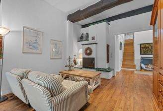 Wohnzimmer mit Kamin