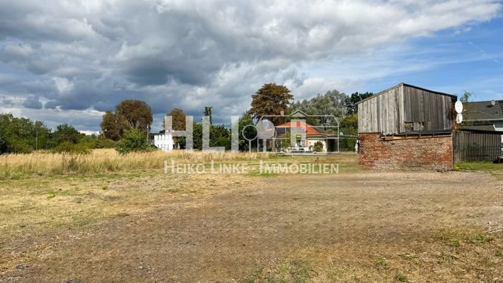 Blick zur Straße mit Scheune