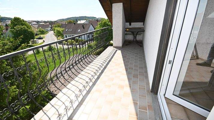 ...und sonnigem Balkon