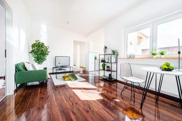 Großes, helles Wohnzimmer 1.1