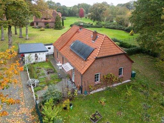 Luftbild mit Carport und Garten 