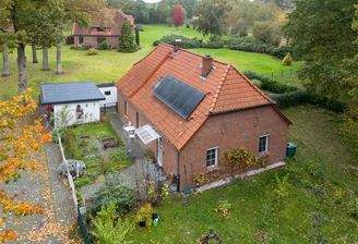 Luftbild mit Carport und Garten 