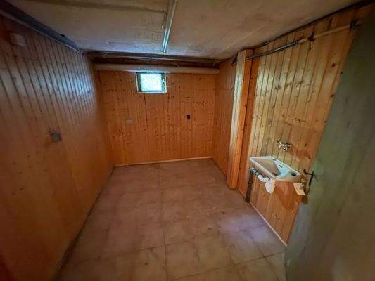 Kellerraum zum Erdgeschoss links