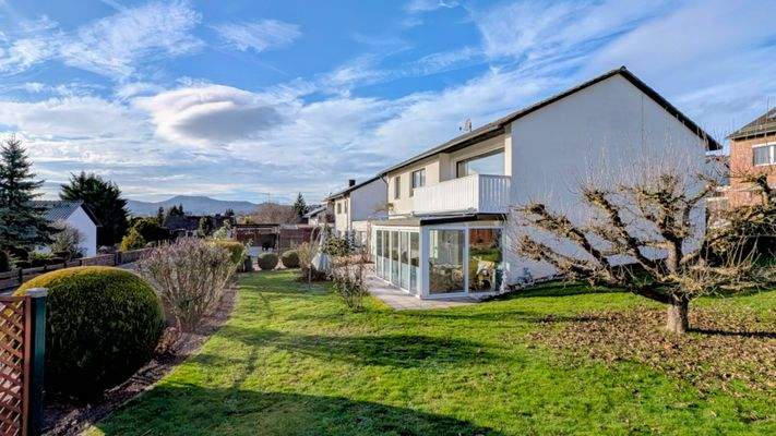 Objektseitenansicht vom Garten aus