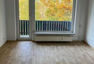Wohnzimmer mit Panoramafenster und Zugang zum Balkon.jpg