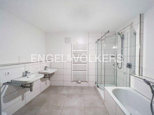 Badezimmer mit Badewanne und Dusche