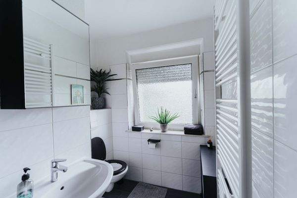 Tageslichtbad mit Wanne und WC (2).jpg