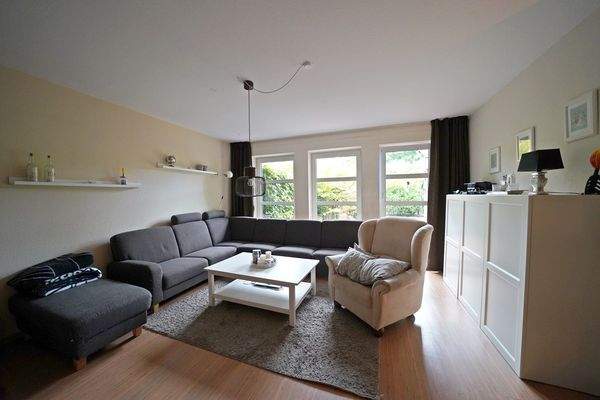 Wohnbereich mit großen Fenstern