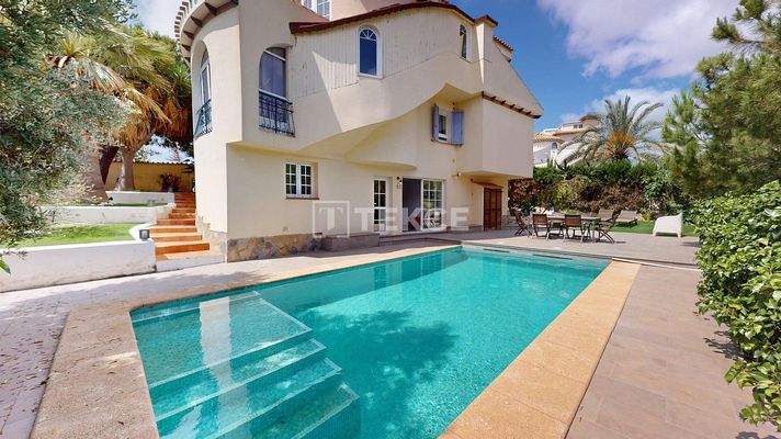 5 Bedroom Villa with Jacuzzi and Garden in Orihuela Costa
