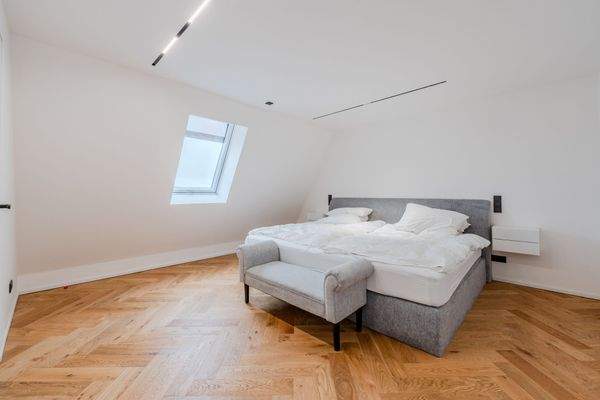 Großzügiges Schlafzimmer 