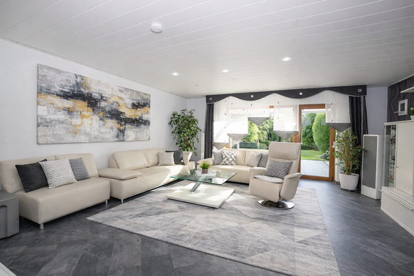 Großer Wohnbereich mit Zugang zur Südterrasse