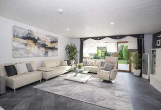 Großer Wohnbereich mit Zugang zur Südterrasse
