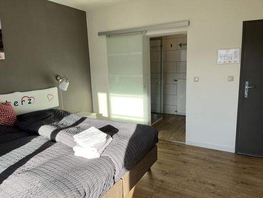 Beispielfoto: Schlafzimmer mit Badezimmer ensuite