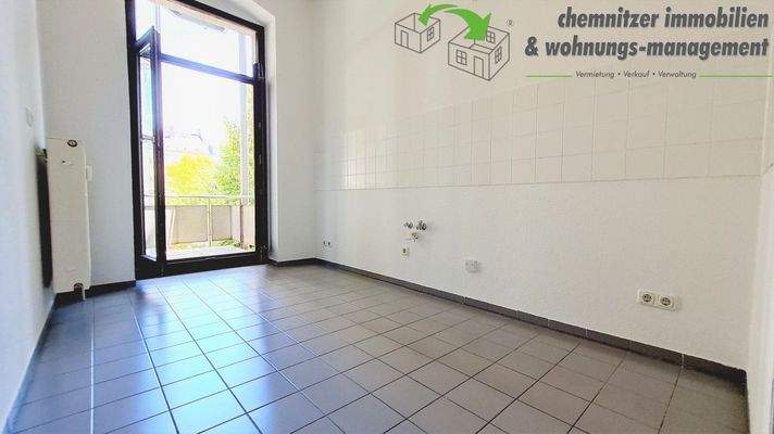 Küche mit Zugang zum Balkon