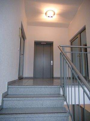 Treppenhaus mit Aufzug